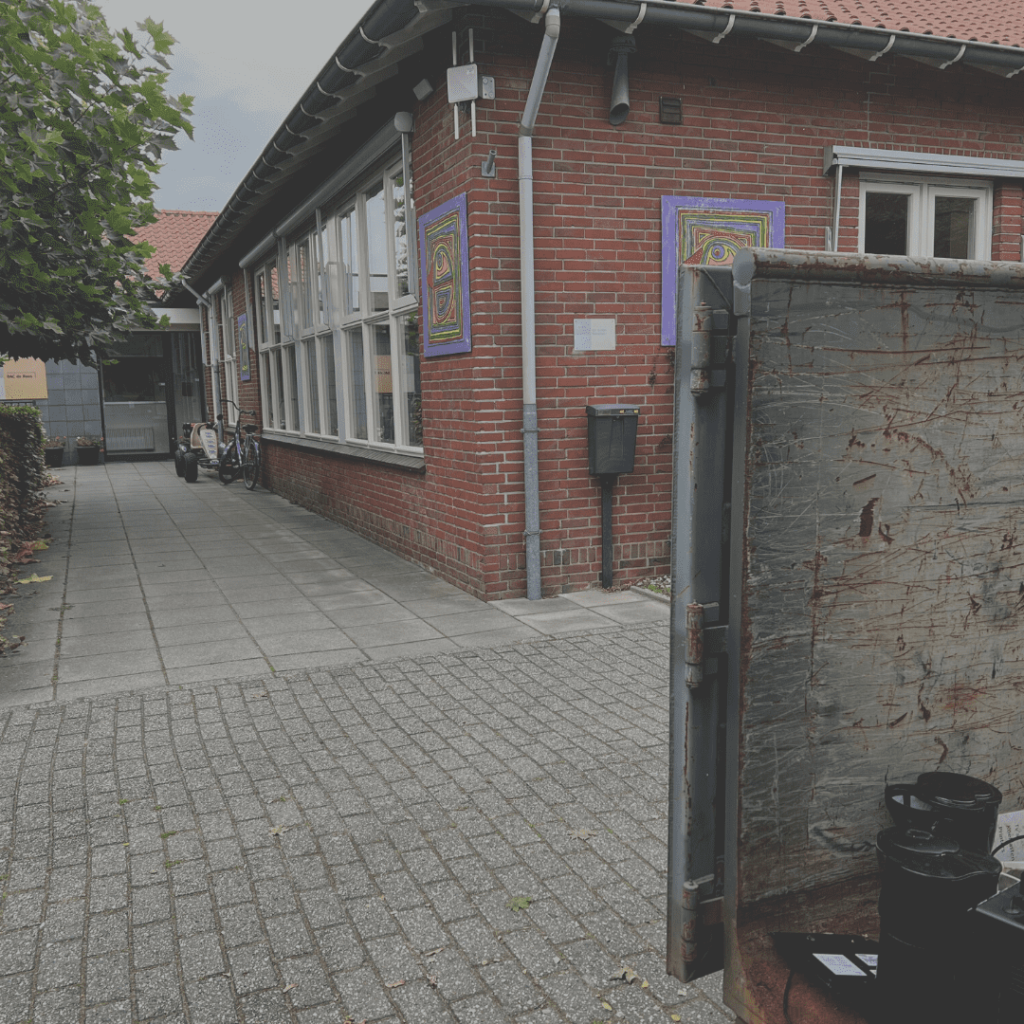 Riwald container e-waste bij Aveleijn in Goor