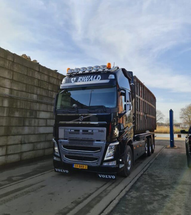 Riwald Recycling vrachtwagen truck volvo dienst containerservice diensten